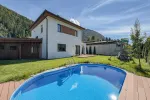 Außenansicht mit Pool