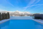 Pool mit Bergblick
